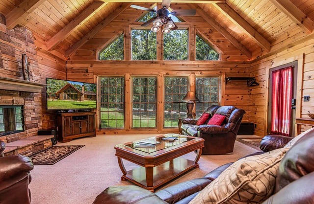 Private Hot Tub & FirePit! Near Big Cedar, Tucked in Woods, Huge Great Room