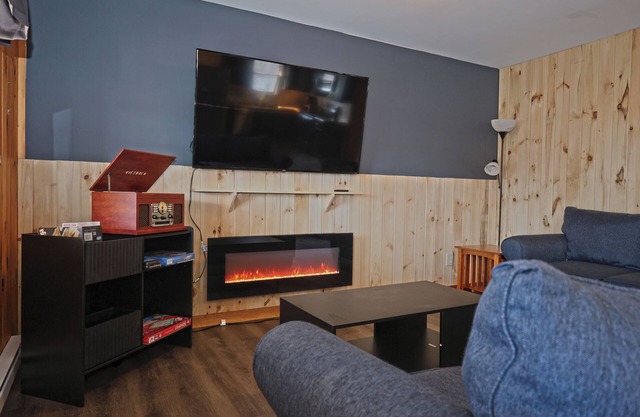 Private Hot tub Modern house Near Ski resorts and Catskill