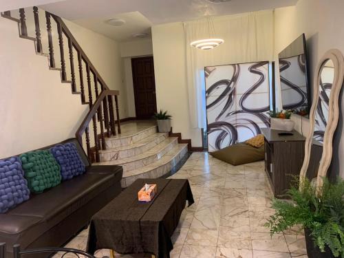 Private House 3 Suite Beds + Double Beds in Heart of Phromphong