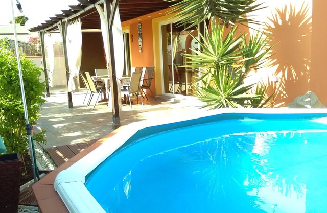 Private house in a quiet, central location with pool