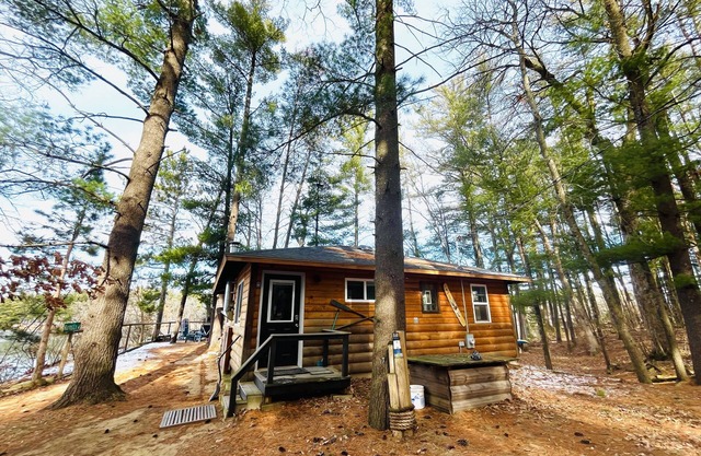 Private Lakefront - fall colors! fish, hike,boat, fire-pit, kayak,pets,UTV,VBQ