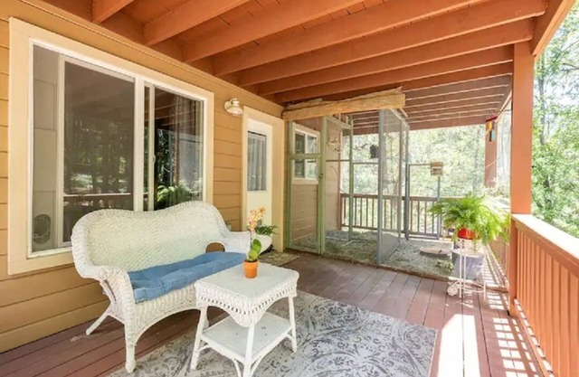 Private master bed/bath with separate entrance,10 min. walk to town.No clean fee