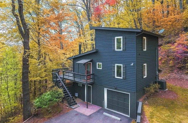 Private Mtn Retreat, 2 suites, firepit, fireplace, gamerm, deck, on paved road.