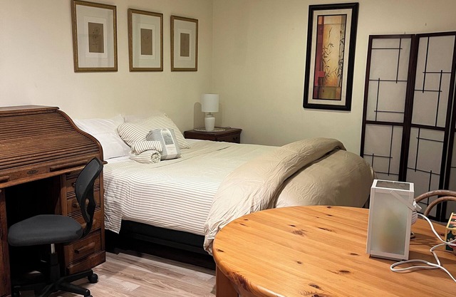 PRIVATE OCEAN BREEZE COZY APARTMENT w FIEPLACE nComfy King bd/1Ba & BEACHES!