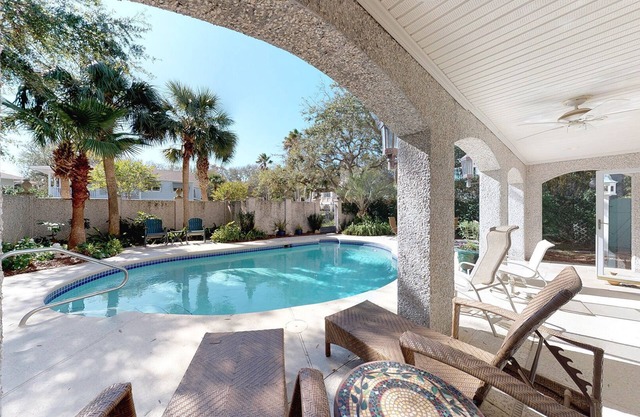 Private Pool Short Walk To One Of The Best Beaches On Saint Simons Island.
