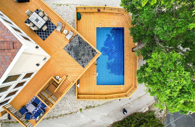 Private Pool, Dock, Lots of Deck Space, Amazing Views, Quiet Location, Lots of Space