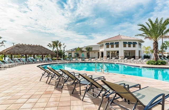 PRIVATE POOL/FREE RESORT ACCESS/CLOSE TO DISNEY/CLOSE TO RESTURANTS/MODERN STYLE