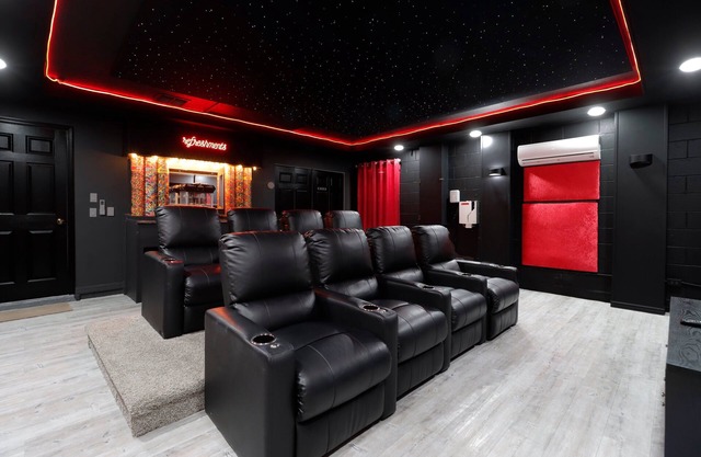 Private Pool, Hot Tub & Movie Room – Sleeps 9