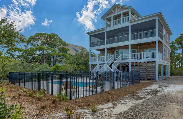 Private Pool - Short walk to the beach!