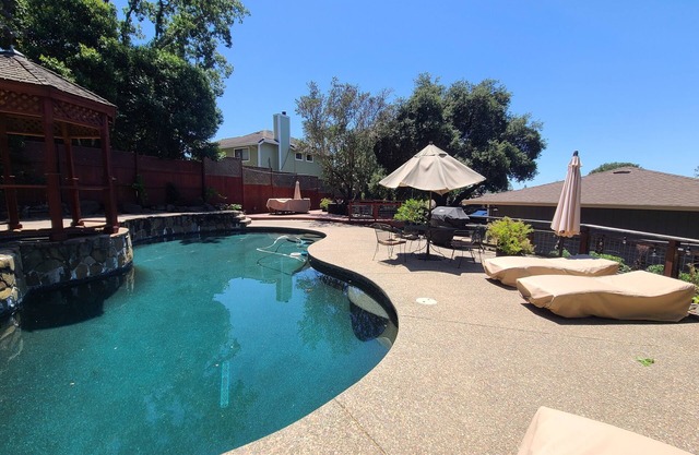 Private Pool & Spa, Billiards, Piano, 5k Acres of Hiking/Biking, Huge Backyard!