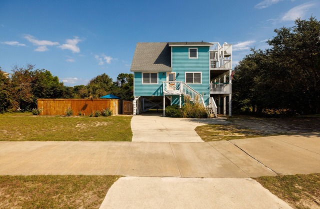 Private pool w/heat available, hot tub, pet friendly, 5 min walk to beach!