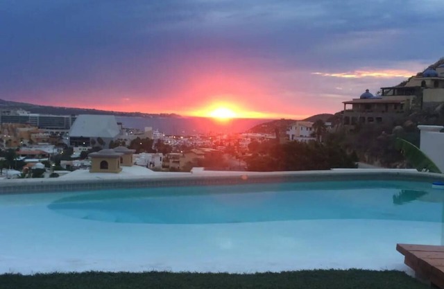 Private, quiet King Master bed & bath,Pool, City & Marina view. Pedregal.
