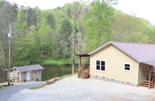 PRIVATE RIVERFRONT 3 bed/2 bath house on the Oconaluftee River!
