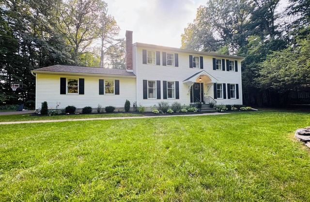 Private, spacious 4-bedroom house in Saratoga Springs NY. Minutes from downtown!