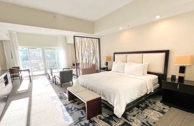 Private Studio - Balcony, king bed, bathtub with spa jets and pool