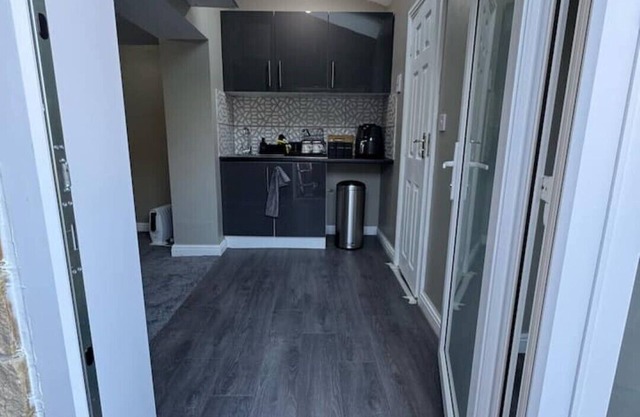 Private Studio Retreat | WiFi + HD TV + Workspace