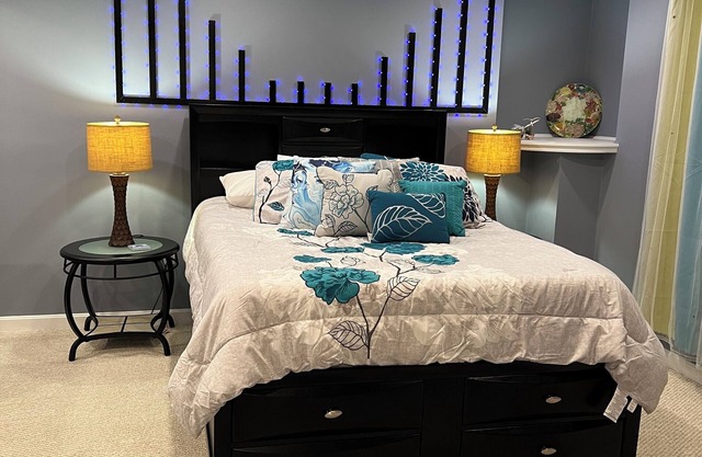Private Suite 1 Queen bed, 1 Full bath,1 car parking