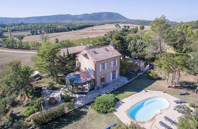 Private suite in the heart of Provence