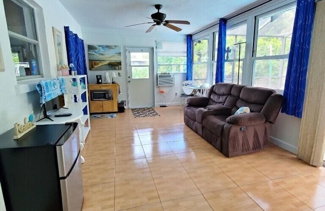 Private Suite with Pool. Close to Gulf Beaches, 5 miles from Anna Maria Island