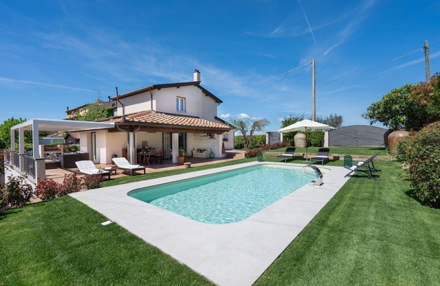 Private Villa with private pool, WIFI, A/C, TV, balcony, pets allowed, close to San Gimignano