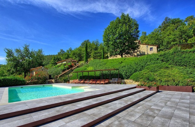 Private Villa with A/C, private pool, WIFI, TV, patio, panoramic view, parking, close to Arezzo