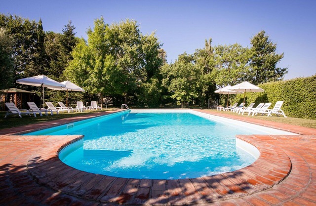 Private Villa with A/C, WIFI, hot tub, private pool, TV, patio, panoramic view, close to Cortona