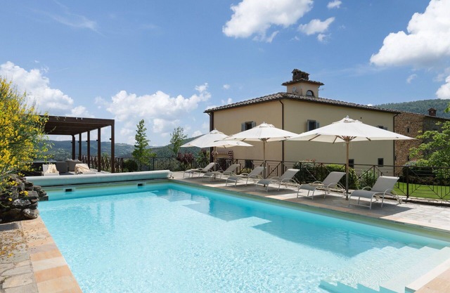 Private Villa with A/C, private pool, WIFI, hot tub, TV, patio, panoramic view, close to Arezzo