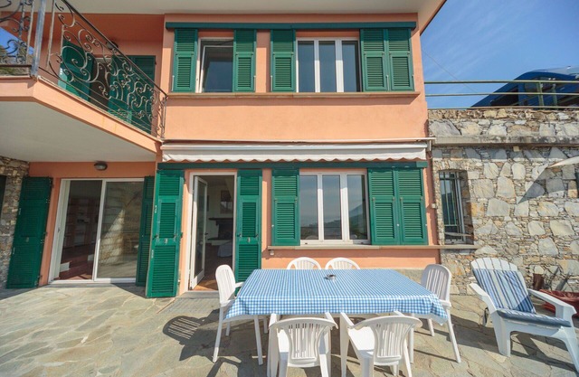 Private Villa with hot tub, private pool, WIFI, TV, patio, panoramic view, close to Portofino