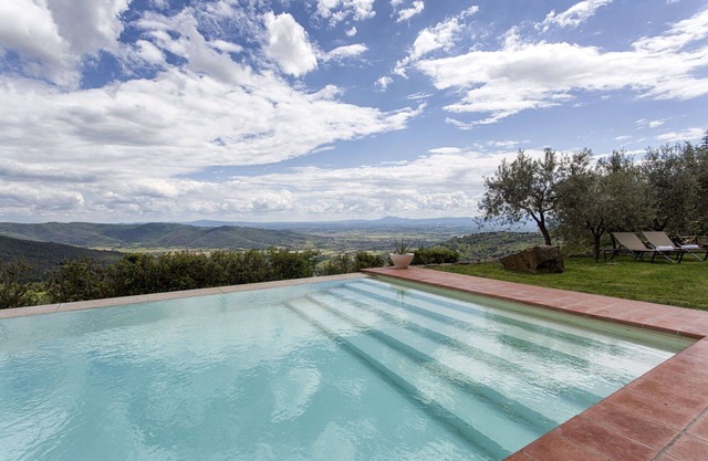 Private Villa with pool, A/C, hot tub, WIFI, sauna, TV, terrace, panoramic view, close to Cortona
