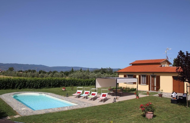 Private Villa with private pool, WIFI, A/C, TV, pets allowed, panoramic view, close to Cortona