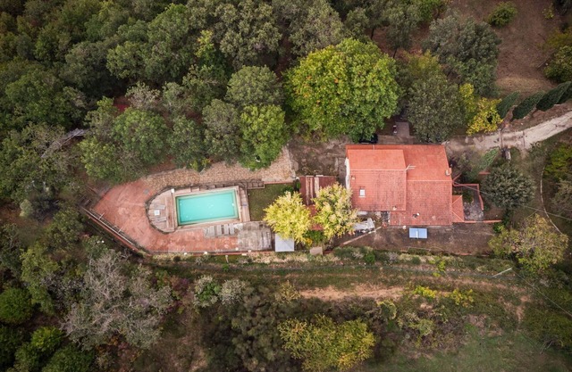 Private Villa with private pool, WIFI, A/C, TV, patio, pets allowed, panoramic view, close to Arezzo