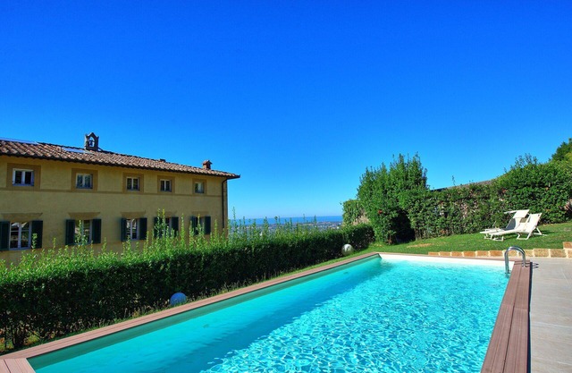 Private Villa with WIFI, A/C, hot tub, private pool, TV, patio, panoramic view, close to Viareggio