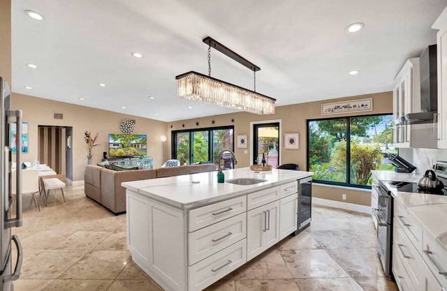 Private Waterfront Home in Wilton Manors - Kayaks & BBQ - Minutes From The Beach