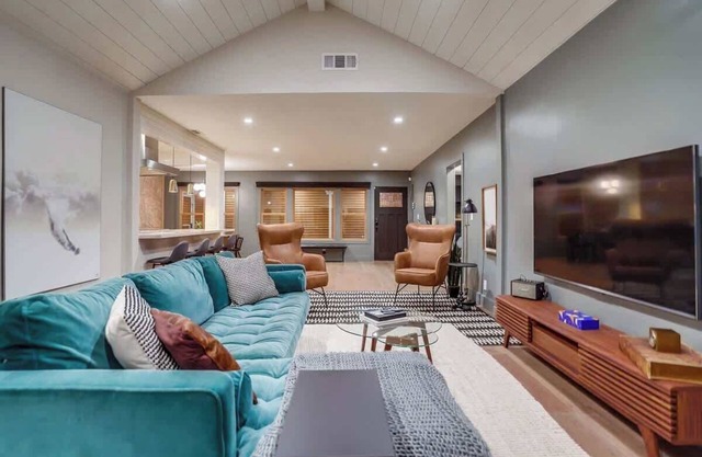 Projector | Pool Table | 15min DT | Pets OK | BBQ