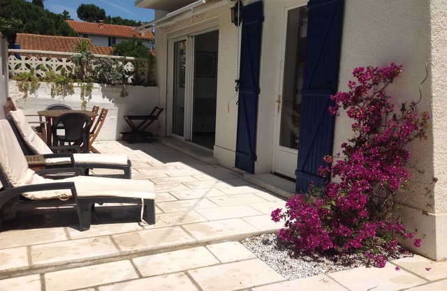 PROMO 24/08 to 31/08/2019 House located on the beach with sea view from upstairs.