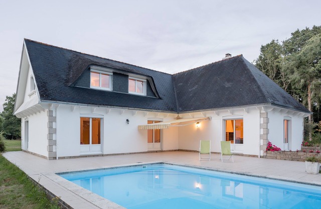 Property with heated pool, between the countryside and the sea, sleeps 12