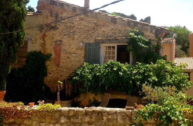 Provençal natural stone cottage in Gigondas