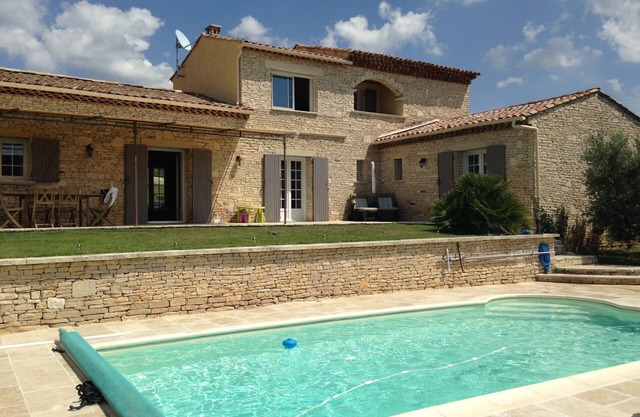 PROVENCAL BUILDING IN THE HEART OF STONE BETWEEN LUBERON AND VERDON