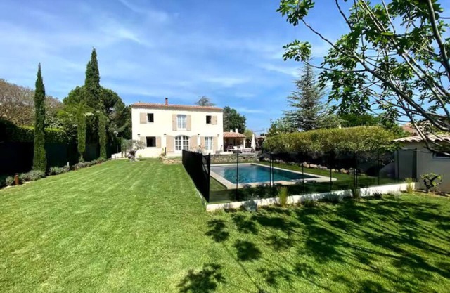 Provencal country house with swimming pool 10 minutes from downtown Aix-en-Provence
