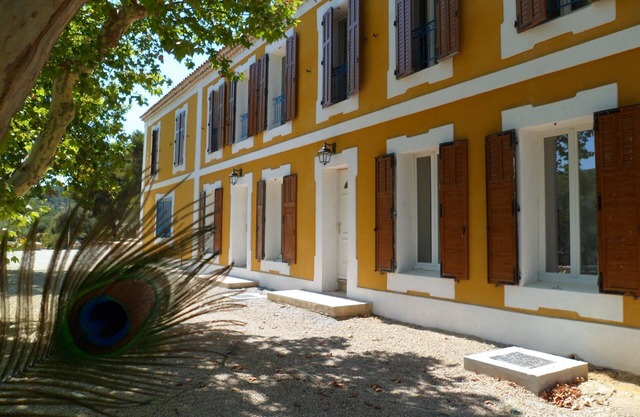 Provencal farmhouse renovated exceptional setting,