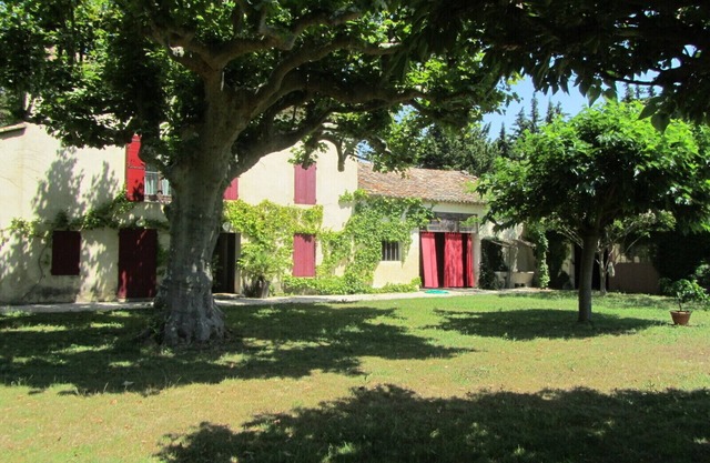Provencal farmhouse with swimming pool, near Avignon, Isles sur Sorgues and Mont Ventoux