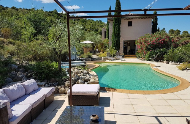 Provencal gite with all comforts, swimming pool, in a quiet property