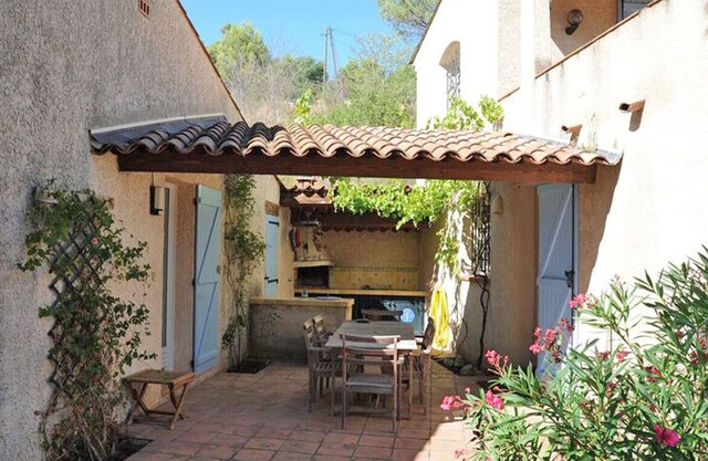Provencal house with direct access to lake and private pool