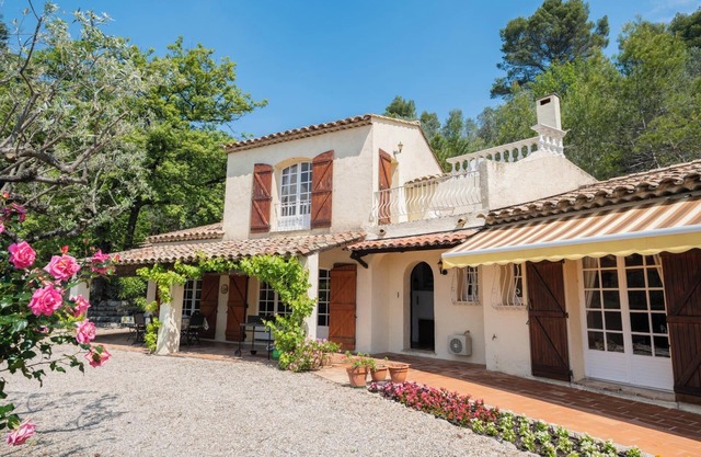 Provencal Style Villa with pool in rural Provence. 5 minutes walk to the village