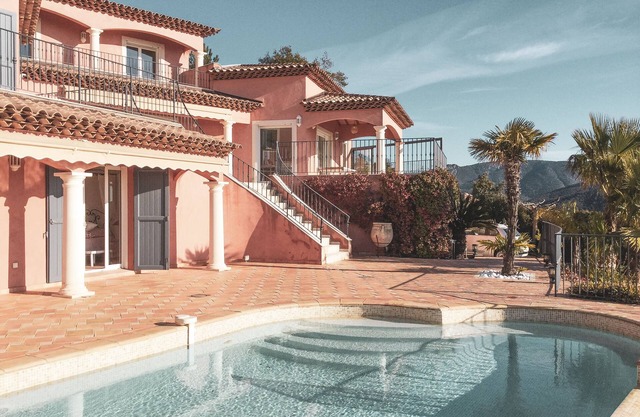 Provençal villa with swimming pool and breathtaking view of the Porquerolles Islands