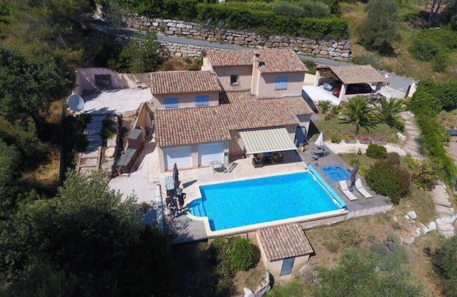 Provençal villa with pool and a lovely view of the hills