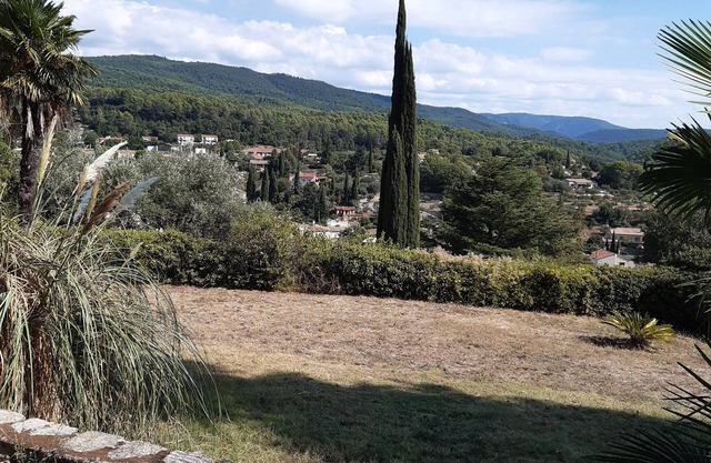 Provencal villa with dominant view, 5 minutes walk from the village, ideal for families