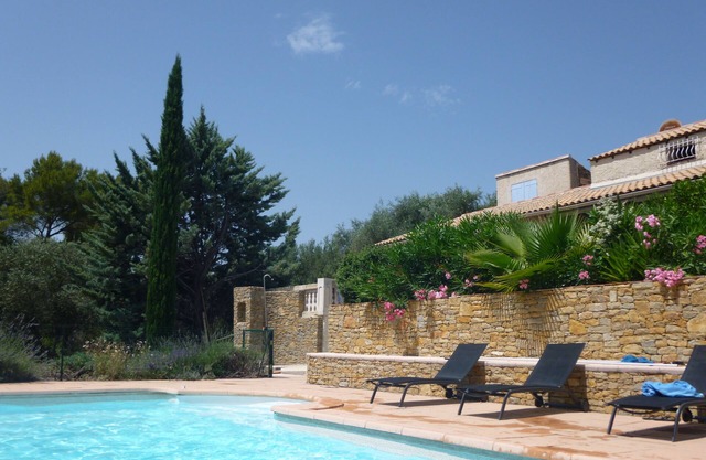 Provencal villa with a pool, for a family or group
