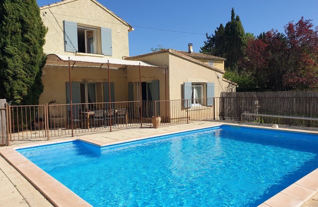 Provence Mas de caractère, countryside, swimming pool near Avignon, Lubéron, Mt Ventoux.