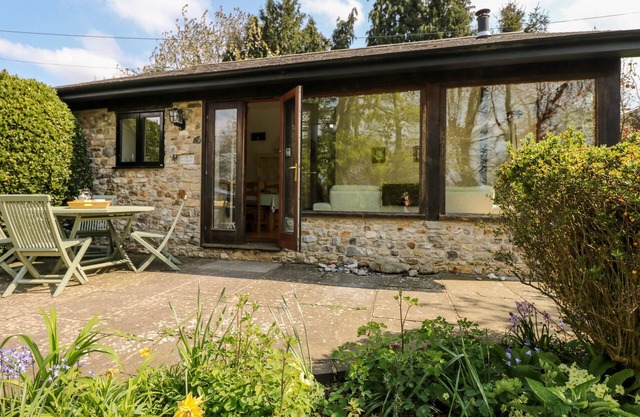 PUFFIN COTTAGE, pet friendly, character holiday cottage in Hawkchurch